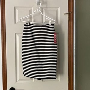 Black and whit back zip skirt has stretch